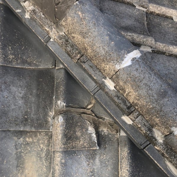 棟付近の瓦が台風で割れた　差し替え工事前